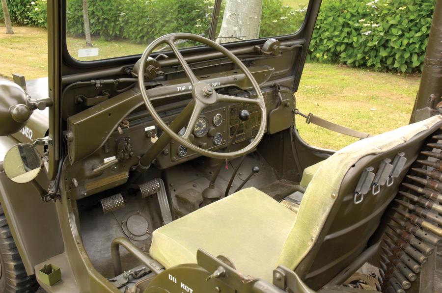 Интерьер Willys M38 Jeep (MC) 1950 года  (фото 4 из 7)